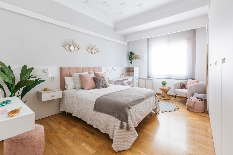 Стильный дизайн: большая спальня в современном стиле с серыми стенами, паркетным полом среднего тона и обоями на стенах - последний тренд