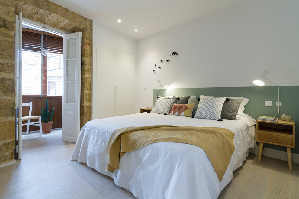 他の地域にある北欧スタイルのおしゃれな寝室 (白い壁、淡色無垢フローリング、ベージュの床) のインテリア
