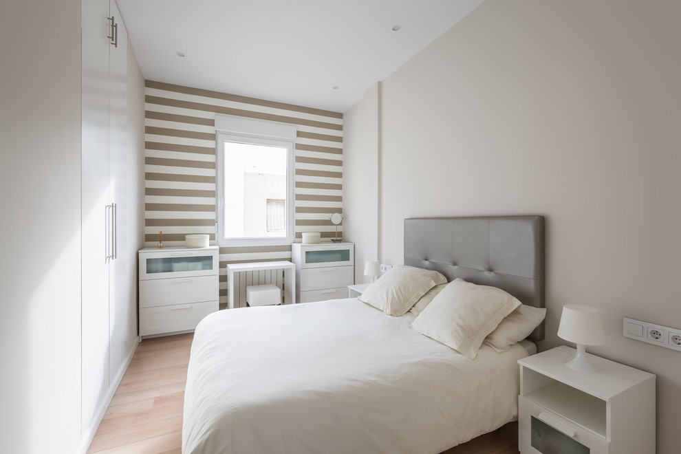 Aménagement d'une chambre parentale scandinave de taille moyenne avec un mur beige, parquet clair et aucune cheminée.