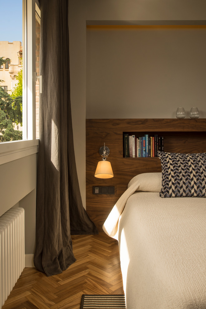 Foto de dormitorio principal de tamaño medio sin chimenea con paredes beige, suelo de madera en tonos medios y suelo marrón