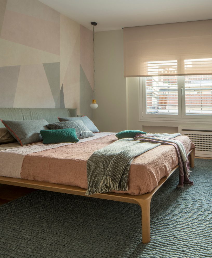 Diseño de dormitorio principal de tamaño medio con paredes beige, suelo de madera en tonos medios y suelo marrón