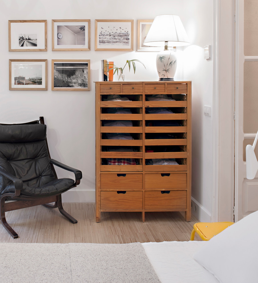 Foto de dormitorio principal industrial de tamaño medio con paredes blancas, suelo de madera clara y suelo beige