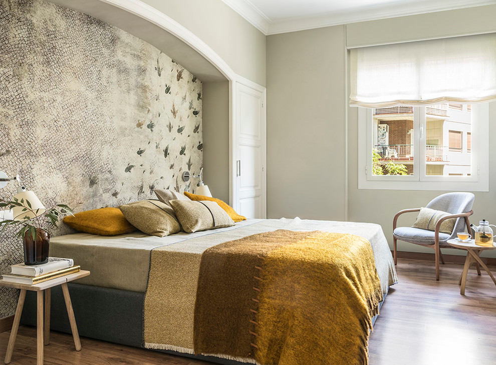 Imagen de habitación de invitados actual de tamaño medio con paredes verdes, suelo de madera en tonos medios y suelo marrón