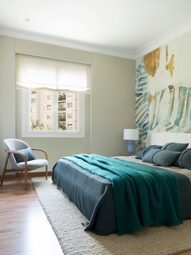 Imagen de dormitorio principal actual de tamaño medio con suelo de madera en tonos medios, suelo marrón y paredes grises
