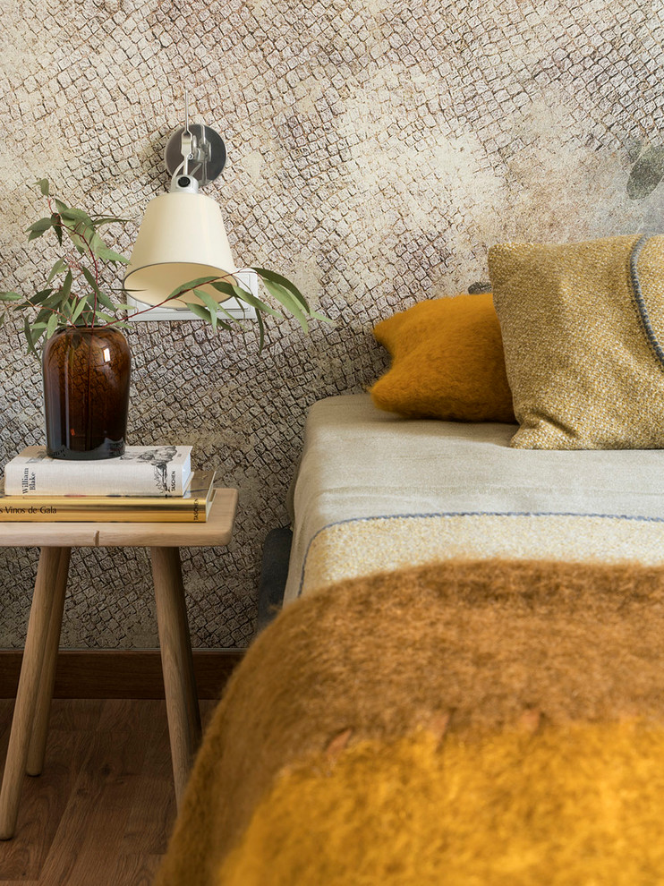 Diseño de habitación de invitados contemporánea de tamaño medio con paredes verdes, suelo de madera en tonos medios y suelo marrón