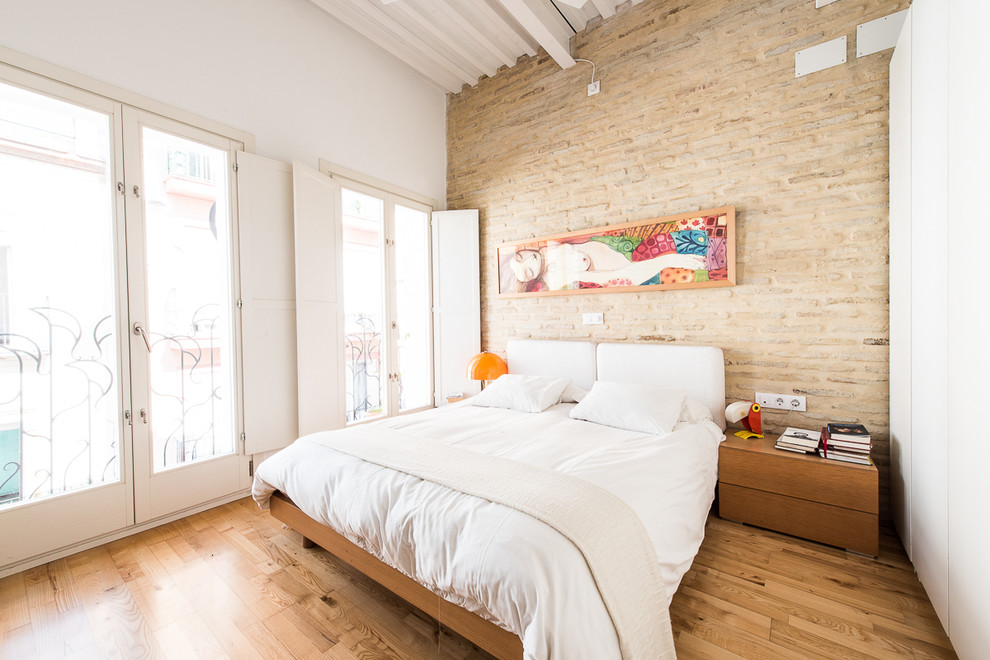 На фото: хозяйская спальня среднего размера в стиле фьюжн с разноцветными стенами, паркетным полом среднего тона и коричневым полом без камина с