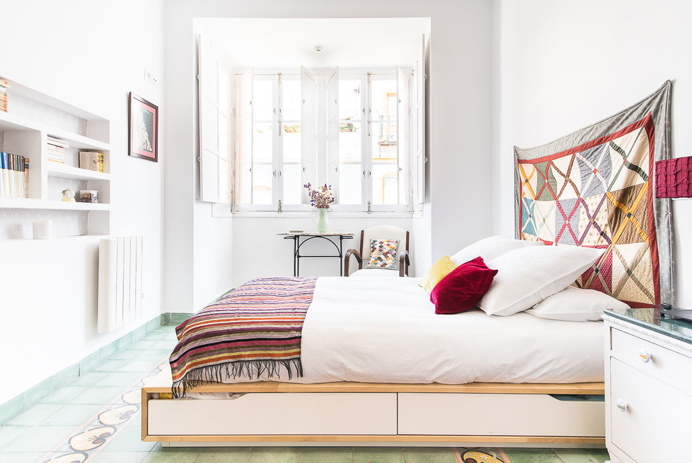 Foto de dormitorio principal bohemio de tamaño medio sin chimenea con paredes blancas, suelo de baldosas de cerámica y suelo multicolor
