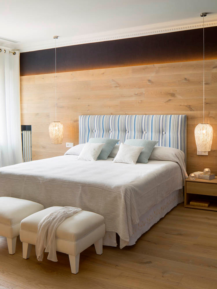 На фото: большая хозяйская спальня в скандинавском стиле с коричневыми стенами и паркетным полом среднего тона без камина с