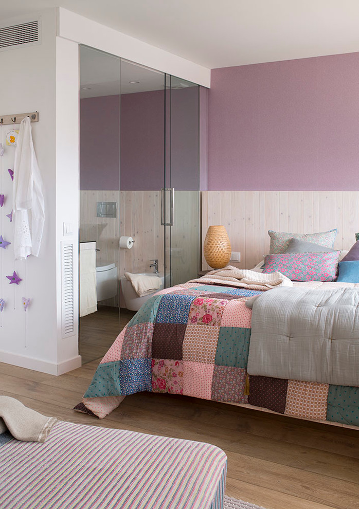 Foto de dormitorio principal mediterráneo de tamaño medio sin chimenea con paredes púrpuras y suelo de madera en tonos medios