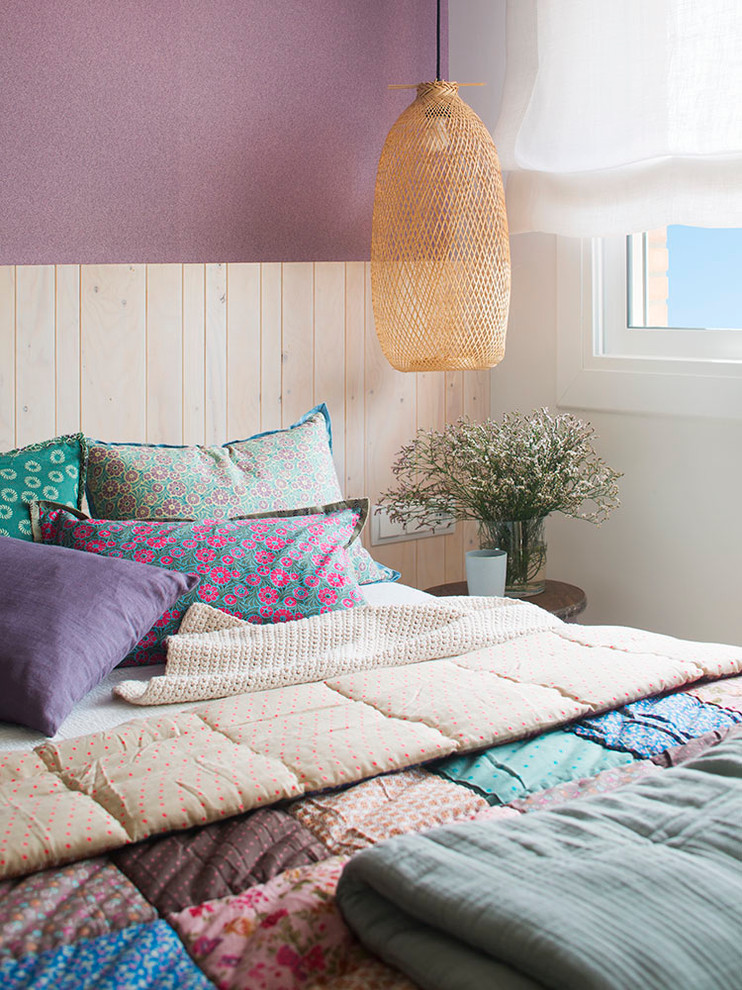 Idee per una camera matrimoniale mediterranea di medie dimensioni con pareti viola, pavimento in legno massello medio e nessun camino