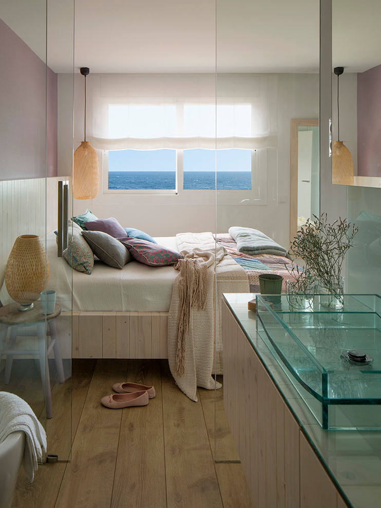 他の地域にある中くらいなビーチスタイルのおしゃれな主寝室 (紫の壁、無垢フローリング、暖炉なし) のレイアウト