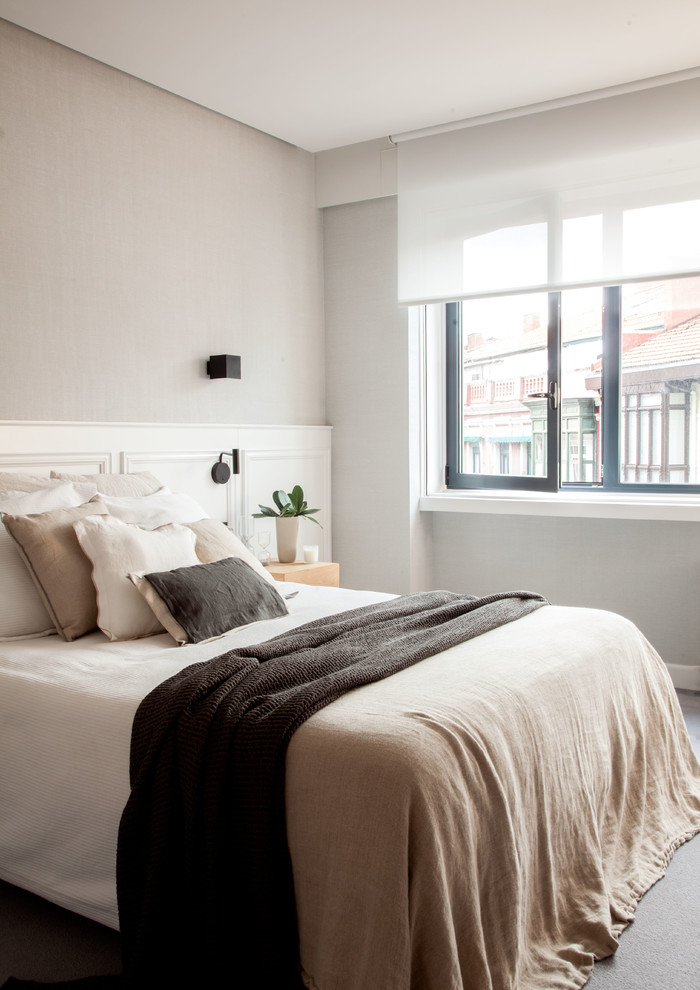 Источник вдохновения для домашнего уюта: хозяйская спальня в современном стиле с ковровым покрытием, серым полом и серыми стенами