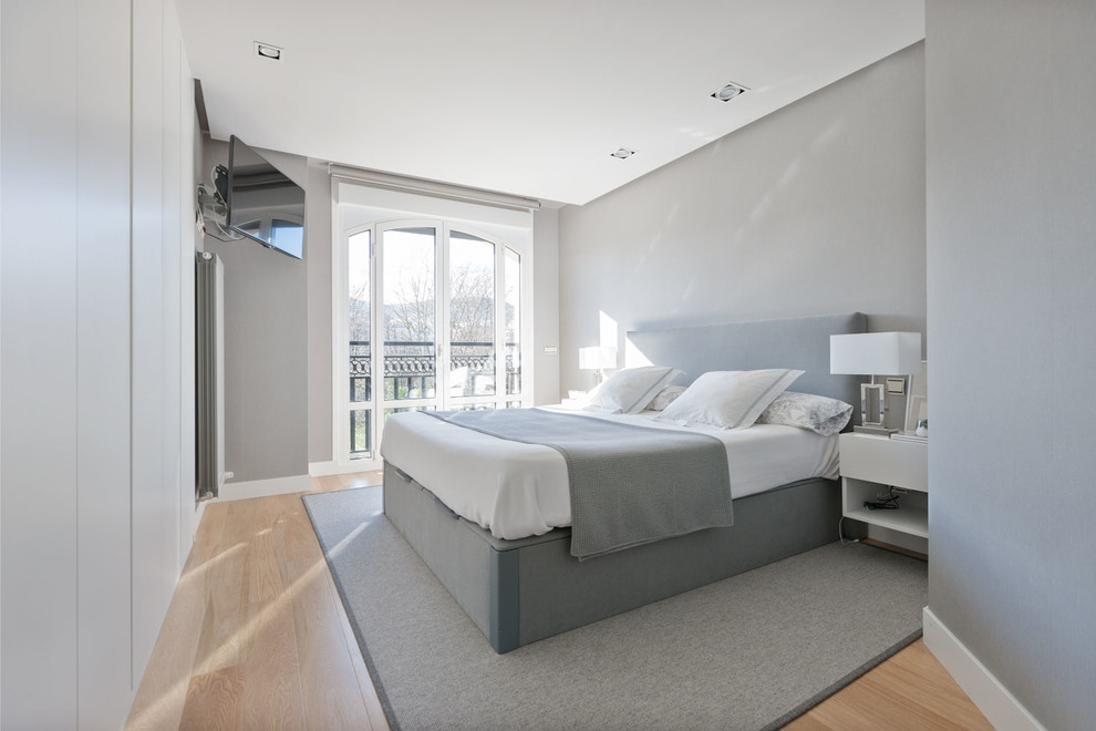 Design ideas for a contemporary bedroom in Bilbao.
