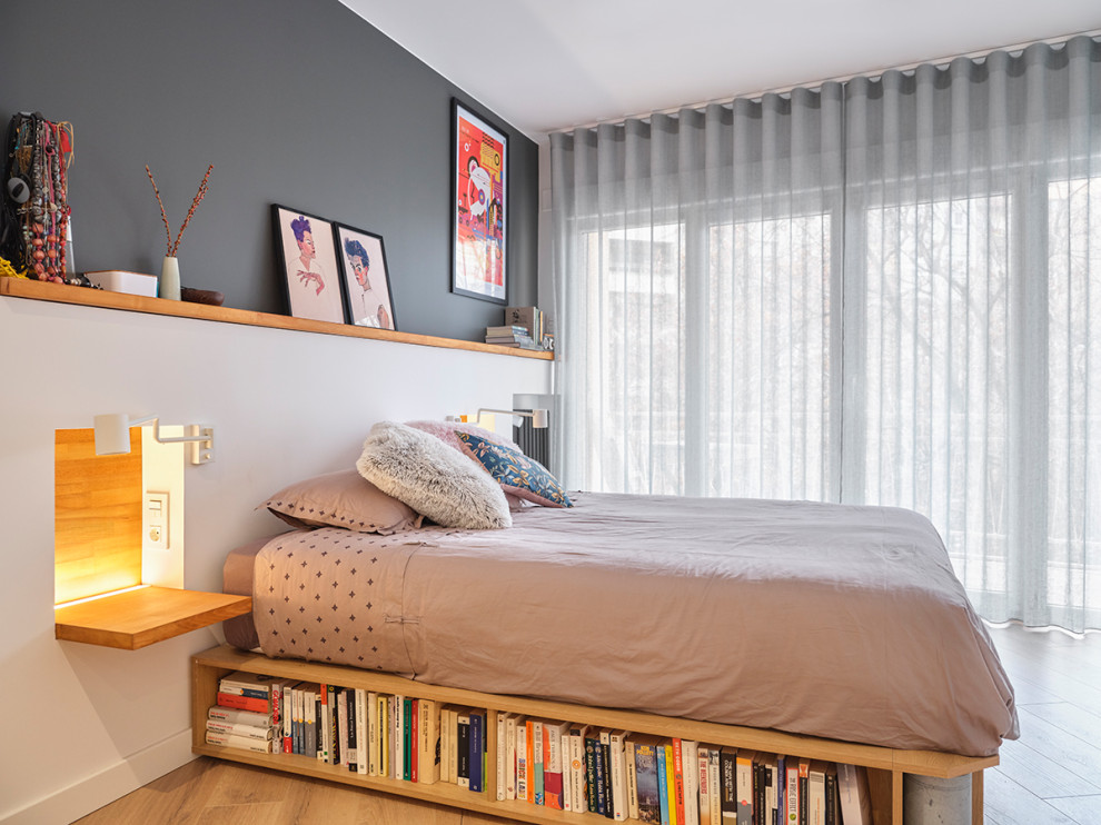 Foto de dormitorio principal escandinavo grande con paredes multicolor, suelo de madera en tonos medios y suelo marrón