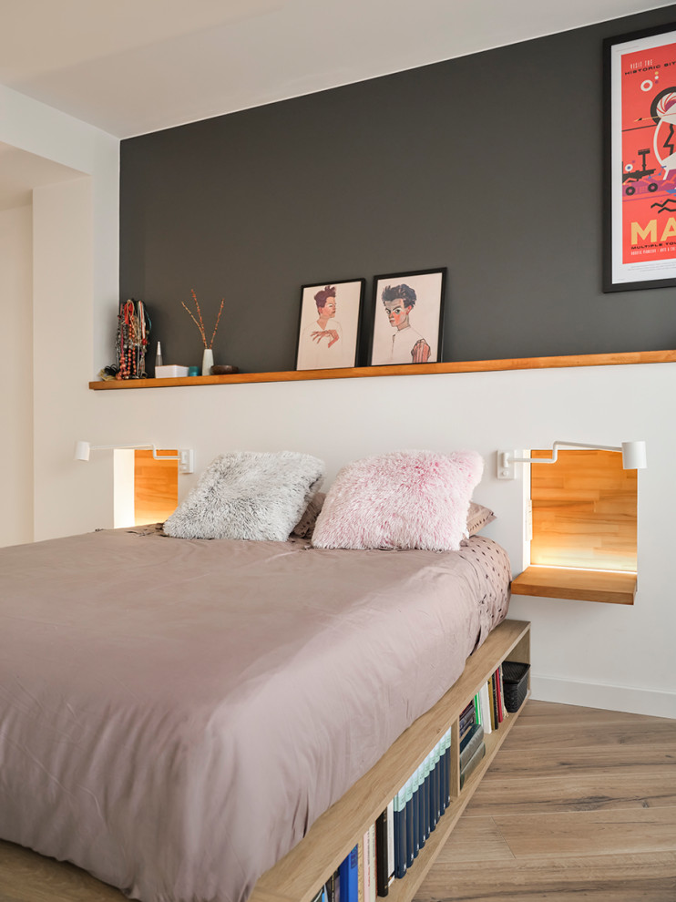 Источник вдохновения для домашнего уюта: большая хозяйская спальня в скандинавском стиле с разноцветными стенами, паркетным полом среднего тона и коричневым полом