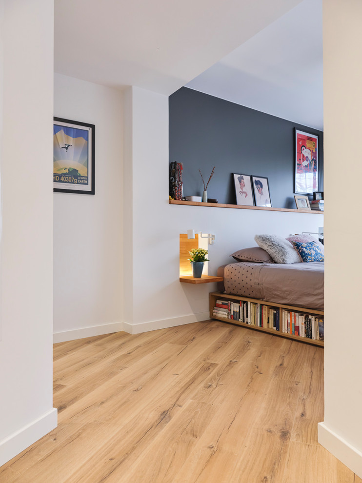 Foto de dormitorio principal nórdico grande con paredes multicolor, suelo de madera en tonos medios y suelo marrón