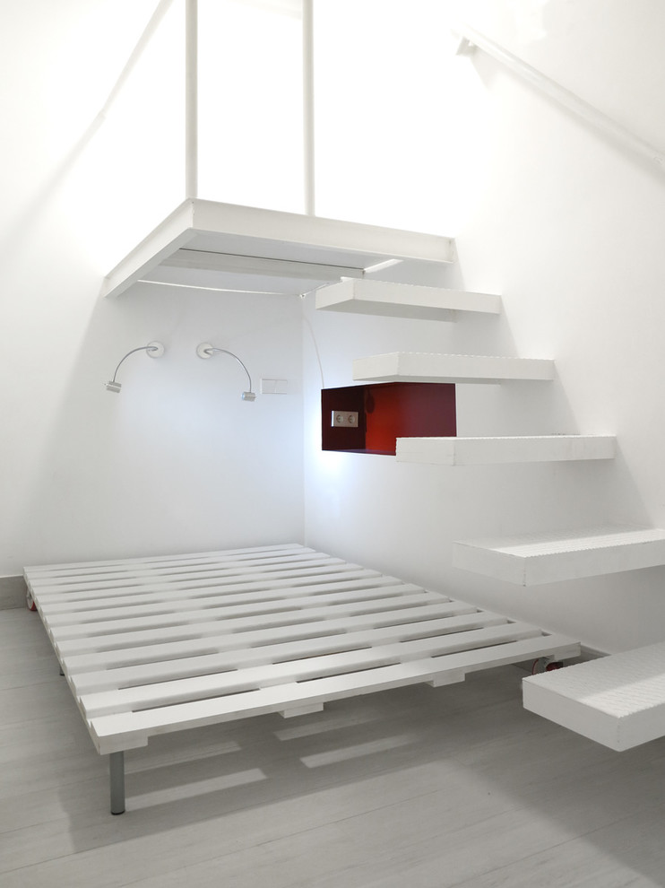 Aménagement d'une petite chambre parentale méditerranéenne avec un mur blanc, parquet clair et un sol blanc.