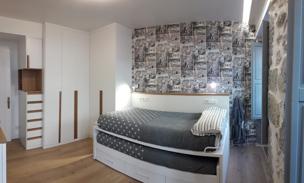 Bedroom - mid-sized rustic guest light wood floor and beige floor bedroom idea in Bilbao