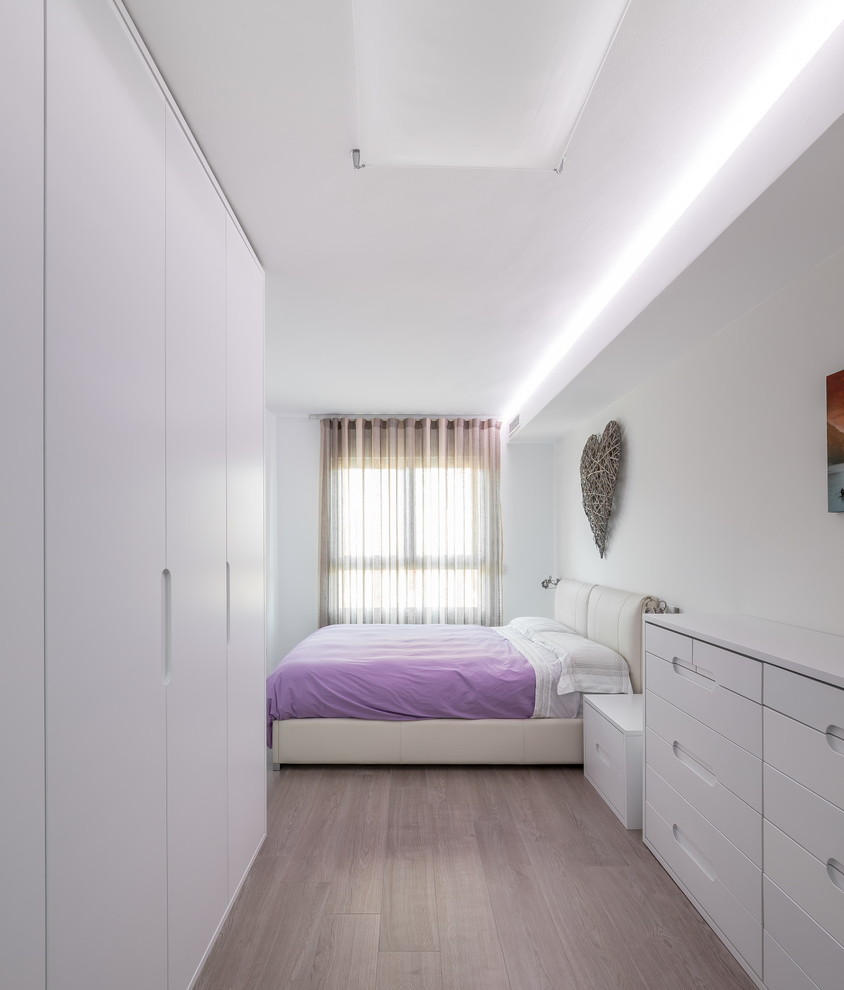 This is an example of a contemporary bedroom in Valencia.