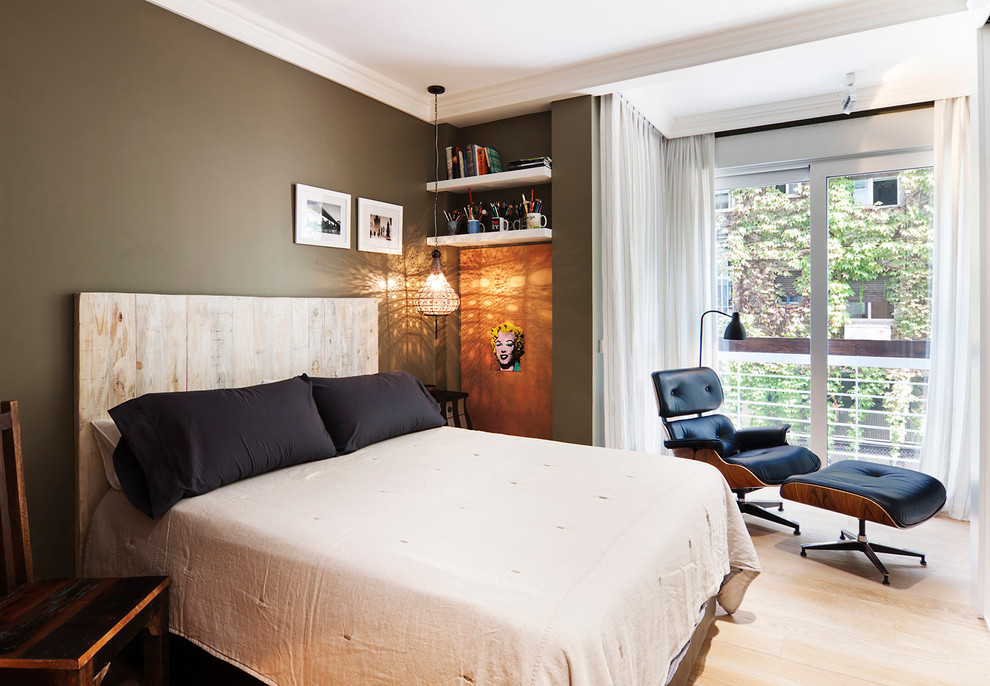 Mittelgroßes Modernes Hauptschlafzimmer ohne Kamin mit brauner Wandfarbe und hellem Holzboden in Madrid