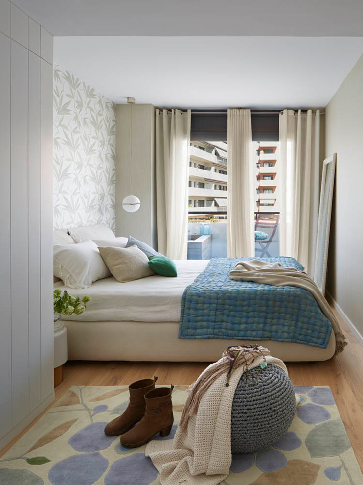 Mittelgroßes Nordisches Hauptschlafzimmer ohne Kamin mit grauer Wandfarbe, braunem Holzboden und braunem Boden in Barcelona