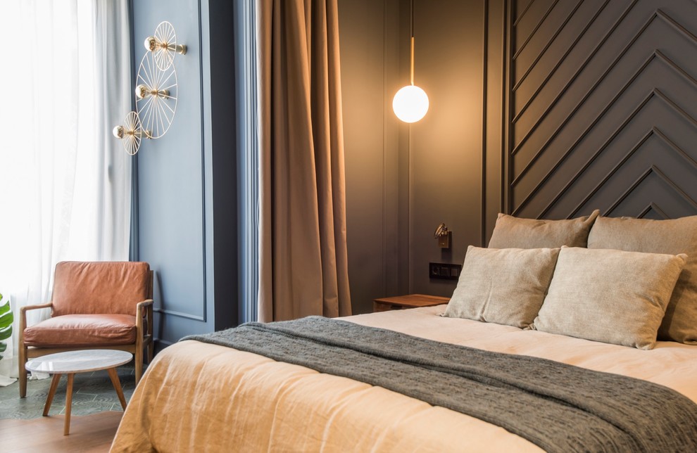 Foto de dormitorio principal contemporáneo grande con paredes grises, suelo de madera en tonos medios y suelo beige