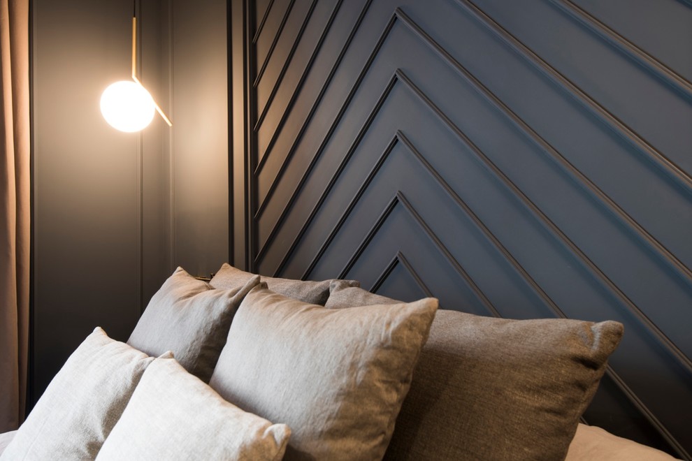 Mittelgroßes Modernes Hauptschlafzimmer mit schwarzer Wandfarbe, braunem Holzboden und braunem Boden in Barcelona