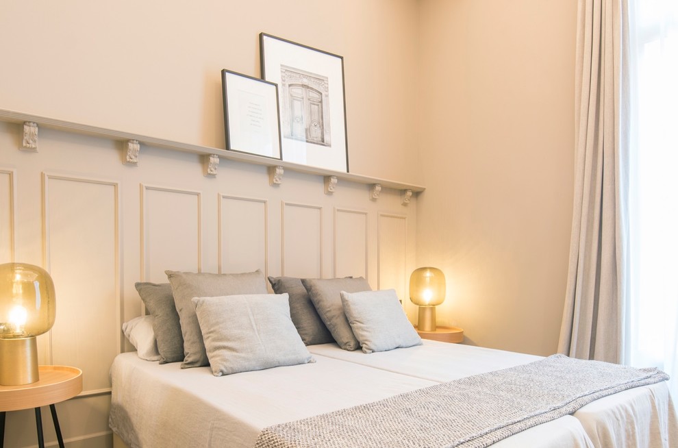 Imagen de dormitorio principal contemporáneo de tamaño medio con paredes grises, suelo de madera en tonos medios y suelo beige