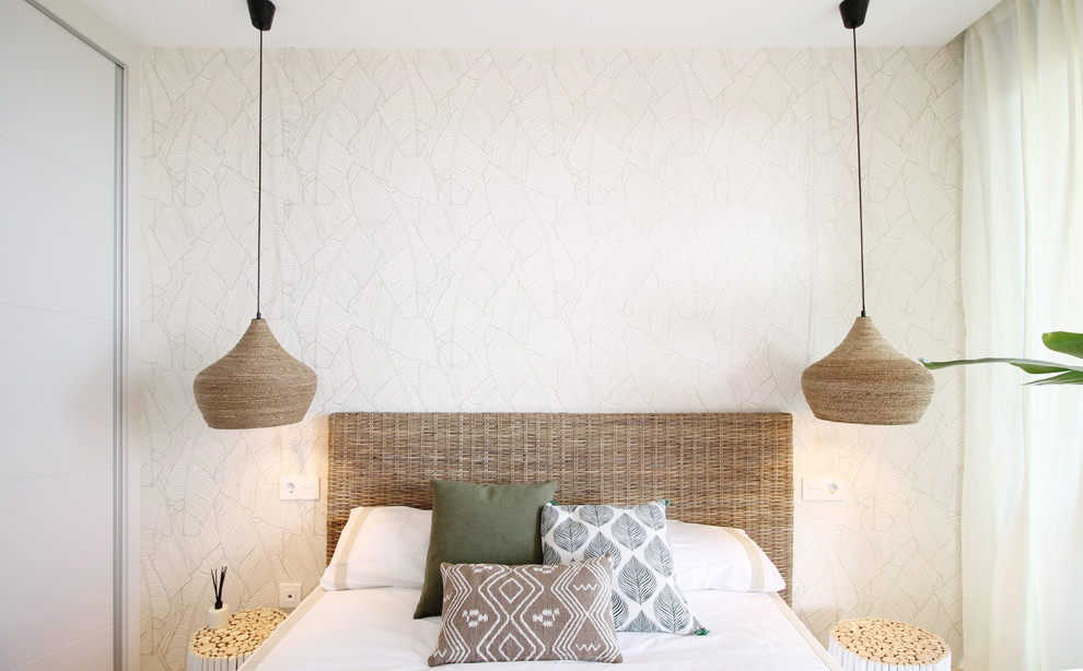 Ejemplo de dormitorio principal costero con paredes beige