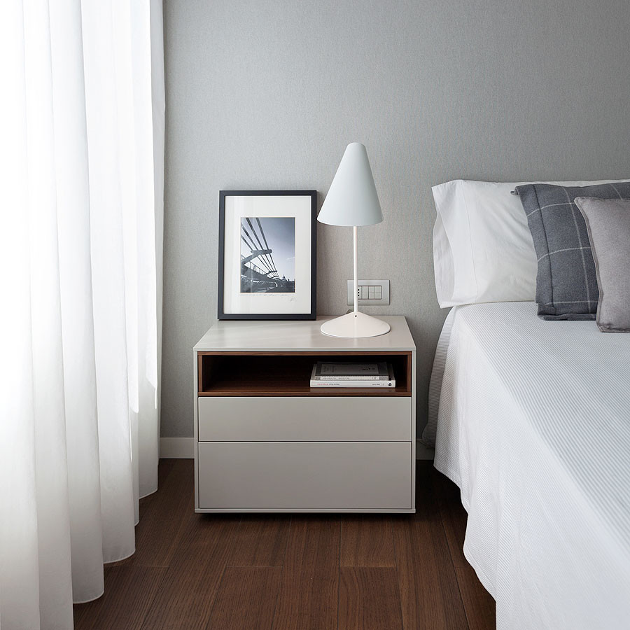 Imagen de dormitorio principal contemporáneo de tamaño medio con paredes blancas, suelo de madera oscura y suelo marrón
