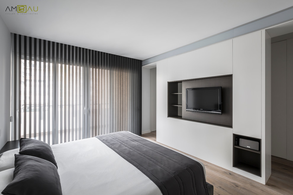 Design ideas for a contemporary bedroom in Valencia.