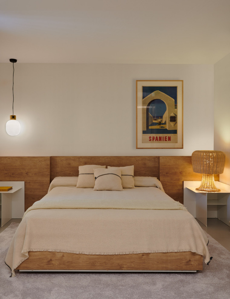 Diseño de dormitorio contemporáneo, de tamaño medio, con paredes blancas, suelo de cemento y suelo gris