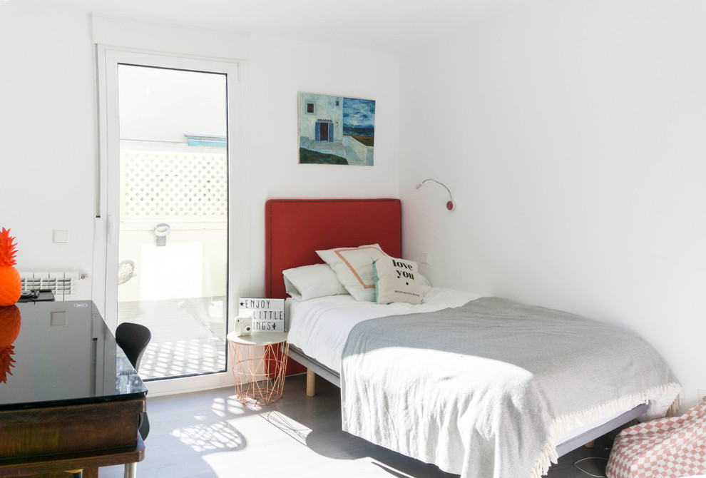 Foto de habitación de invitados contemporánea con paredes blancas y suelo gris