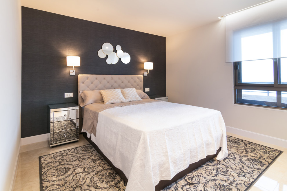 Imagen de dormitorio principal contemporáneo sin chimenea con paredes negras y suelo beige