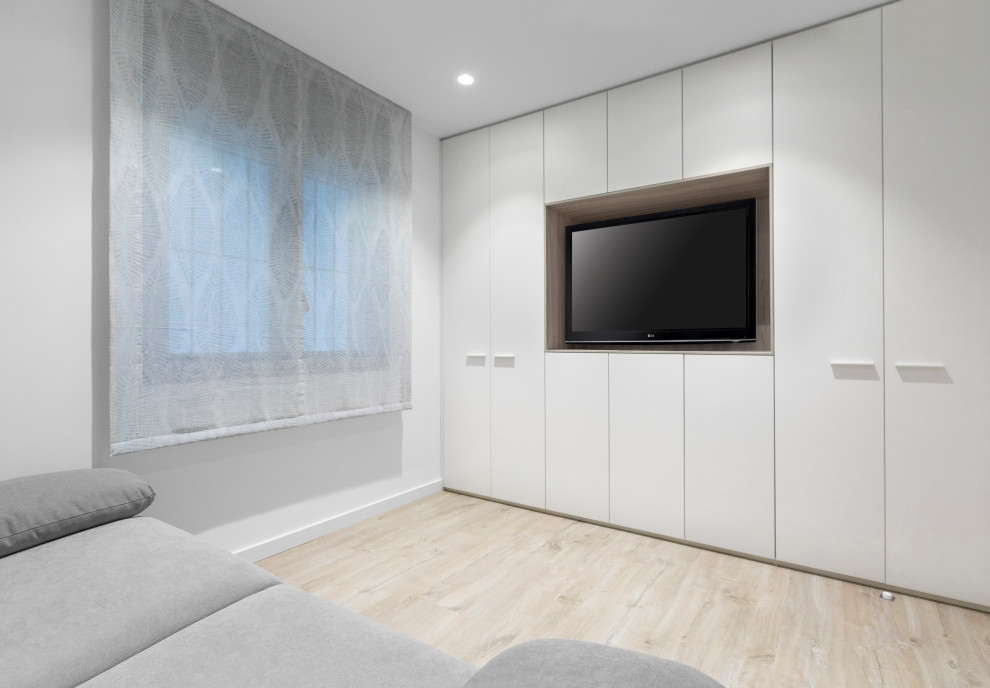 他の地域にある小さなコンテンポラリースタイルのおしゃれな客用寝室 (白い壁、無垢フローリング、グレーの床) のレイアウト