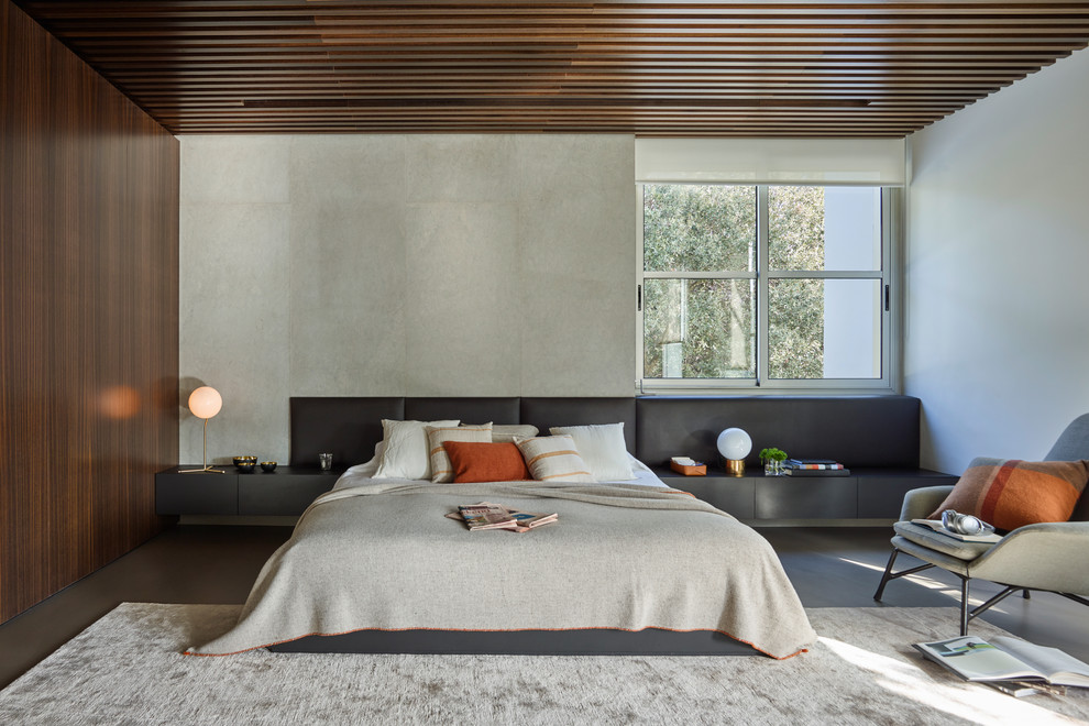 На фото: хозяйская спальня в современном стиле с серыми стенами с