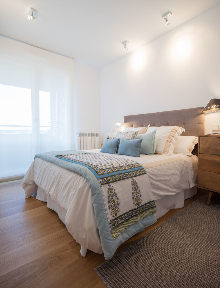 Foto de dormitorio principal contemporáneo de tamaño medio con paredes blancas, suelo de madera clara y suelo amarillo