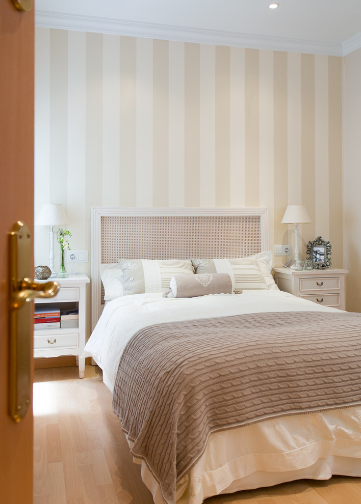 Ejemplo de dormitorio principal nórdico de tamaño medio sin chimenea con paredes multicolor y suelo de madera clara