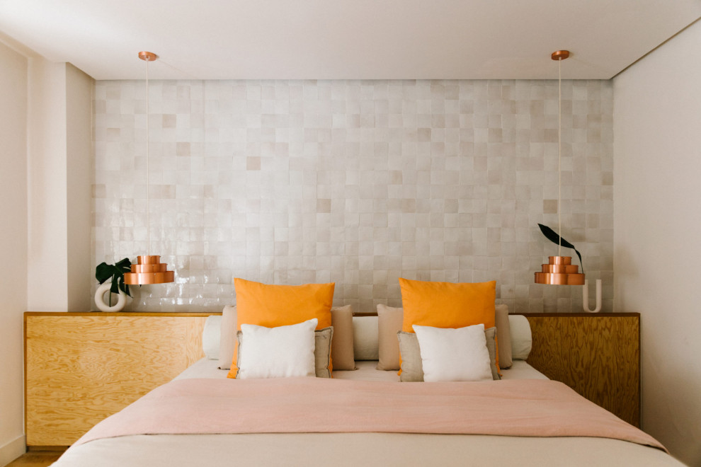 Modernes Schlafzimmer mit weißer Wandfarbe, braunem Holzboden und braunem Boden in Sonstige