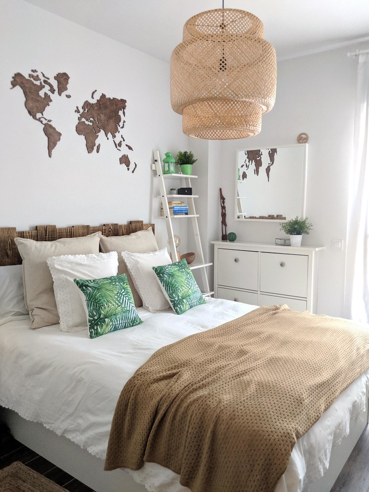 マドリードにある中くらいな北欧スタイルのおしゃれな客用寝室 (白い壁、磁器タイルの床、暖炉なし、茶色い床) のインテリア