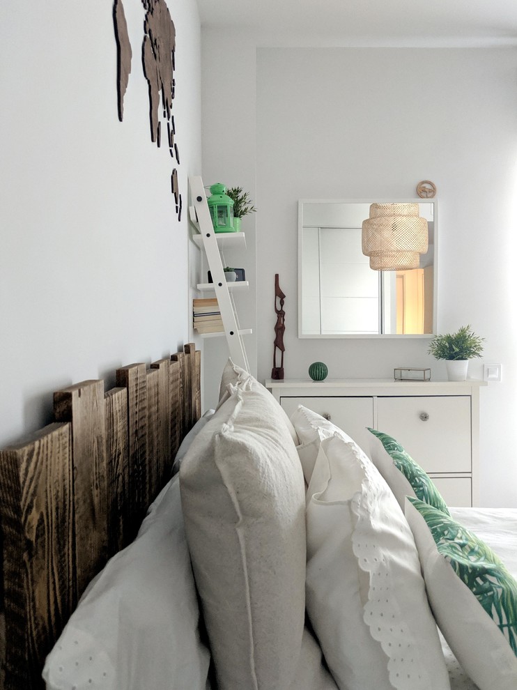 Стильный дизайн: хозяйская спальня среднего размера в скандинавском стиле с белыми стенами, полом из керамогранита и коричневым полом без камина - последний тренд