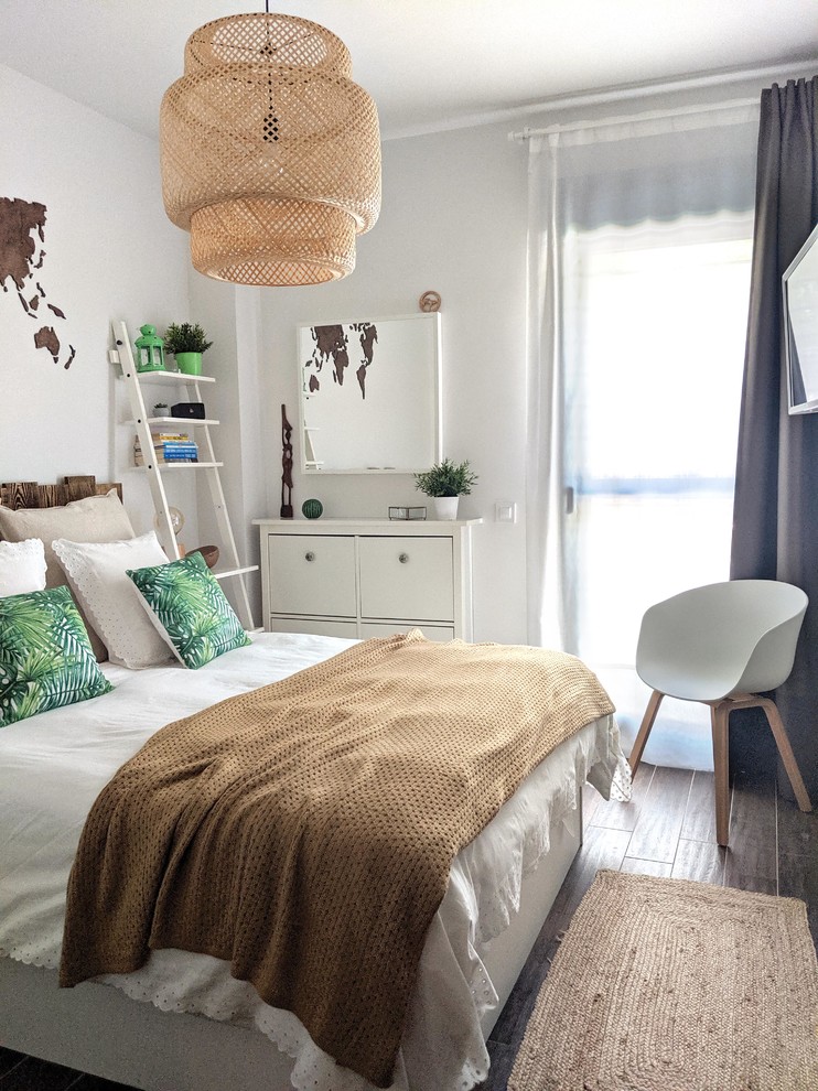 Идея дизайна: хозяйская спальня среднего размера в скандинавском стиле с белыми стенами, полом из керамогранита и коричневым полом без камина