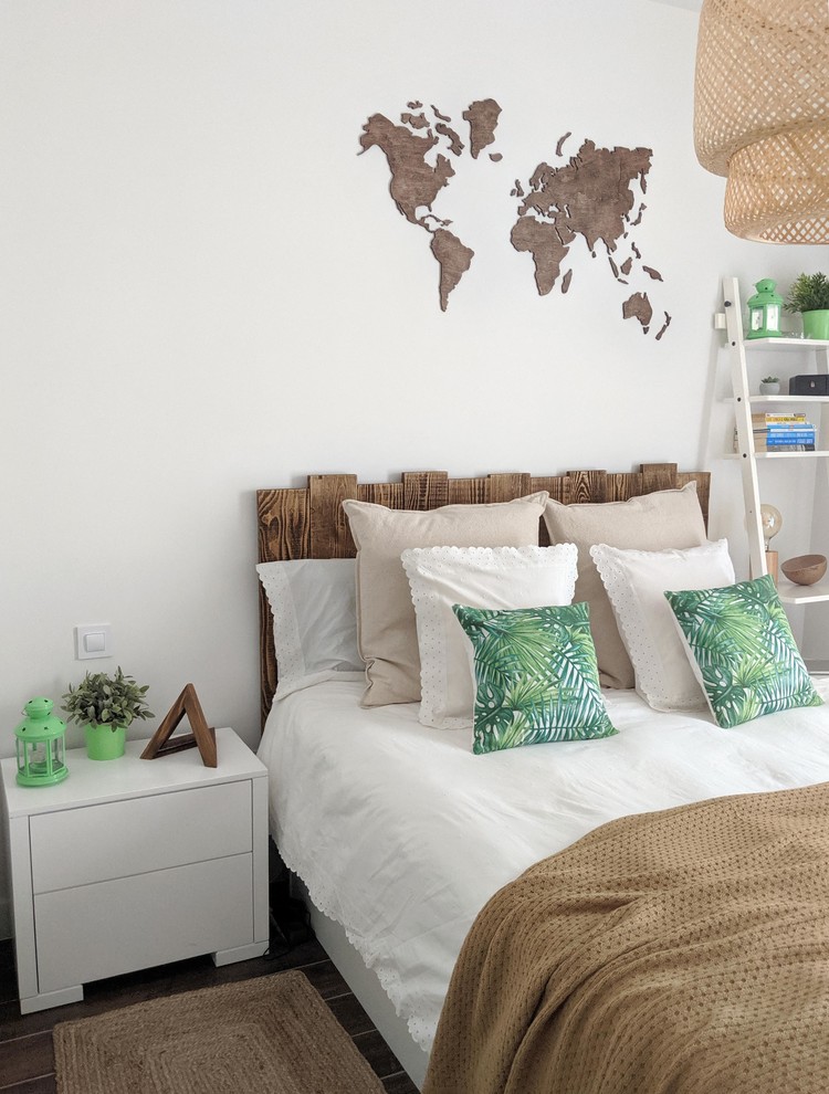 Diseño de dormitorio principal escandinavo de tamaño medio sin chimenea con paredes blancas, suelo de baldosas de porcelana y suelo marrón