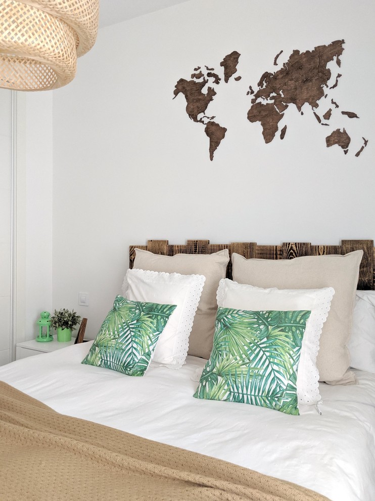 Diseño de dormitorio principal escandinavo de tamaño medio sin chimenea con paredes blancas, suelo de baldosas de porcelana y suelo marrón