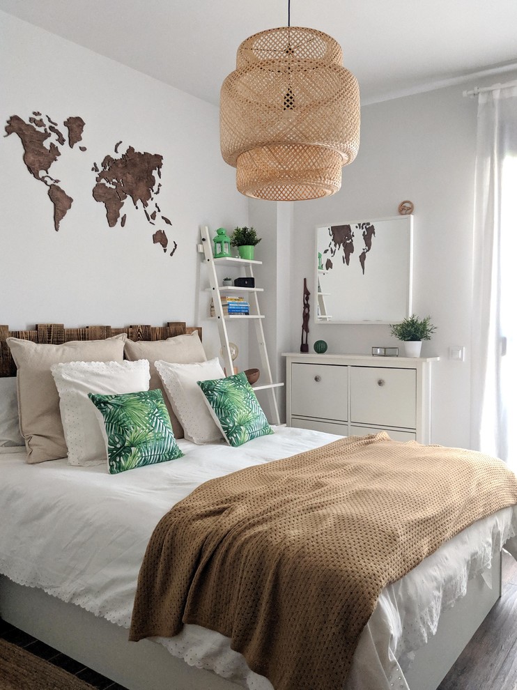 Imagen de dormitorio principal escandinavo de tamaño medio sin chimenea con paredes blancas, suelo de baldosas de porcelana y suelo marrón