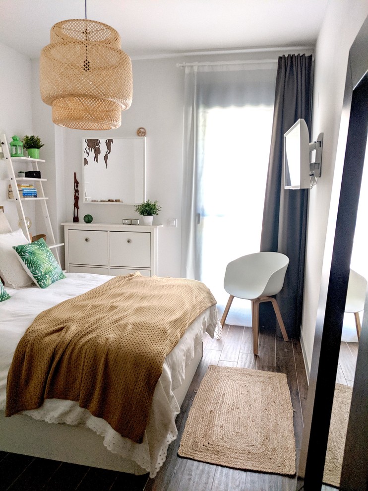 Свежая идея для дизайна: хозяйская спальня среднего размера в скандинавском стиле с белыми стенами, полом из керамогранита и коричневым полом без камина - отличное фото интерьера