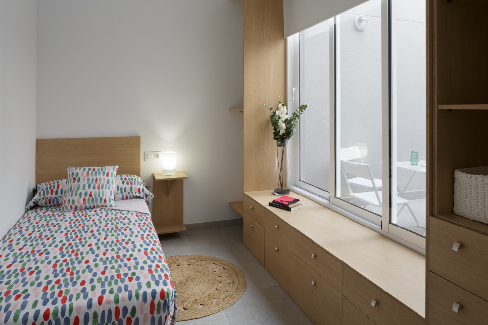 Свежая идея для дизайна: спальня в современном стиле с белыми стенами и серым полом - отличное фото интерьера