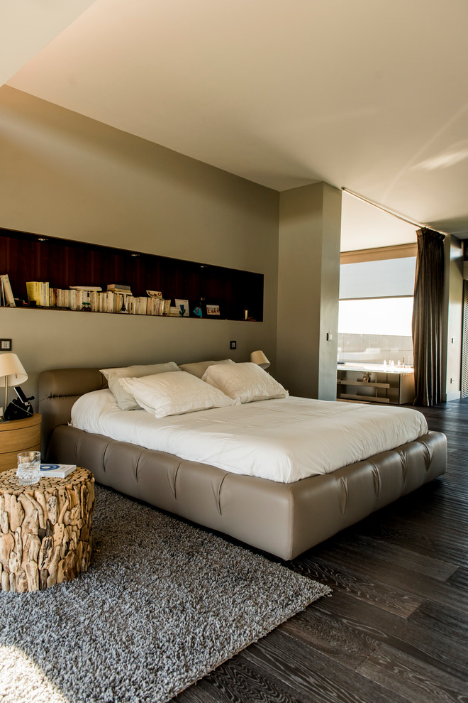 Transitional bedroom photo in Madrid