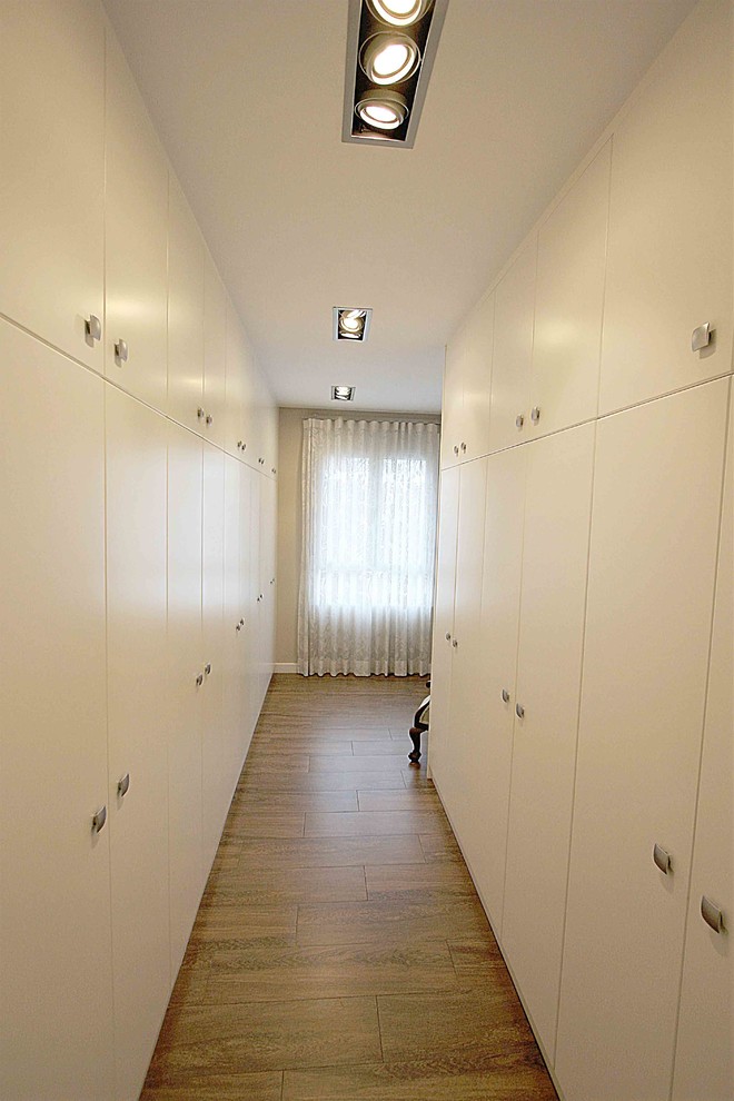 Foto de dormitorio principal moderno grande con paredes beige y suelo de baldosas de cerámica