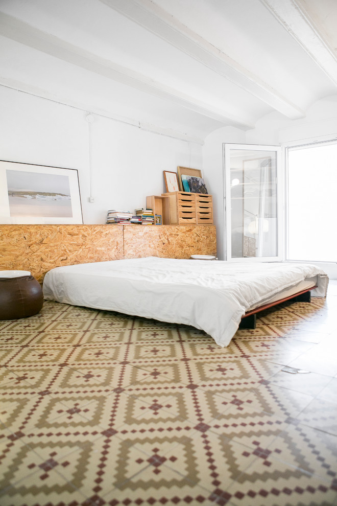 Modelo de dormitorio principal actual grande sin chimenea con paredes blancas y suelo de baldosas de cerámica